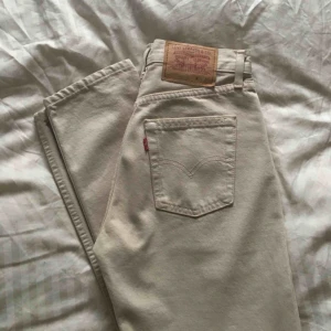  - Beiga Levi’s köpta på Plick som tyvärr var för små för mig. Så så fina. Har lite blyerts på ena benet som borde gå bort i tvätten (tredje bilden). Står ej för frakt ✨