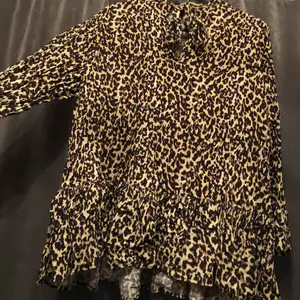En väldigt fin leopard tunika/klänning eller som en kjol om man har en tröja över. Den har volanger som sista bilden visar. Ganska kort modell därav nästan som en tröja. Ifrån Zara. Använd ett fåtal gånger. 🐆🐆😋