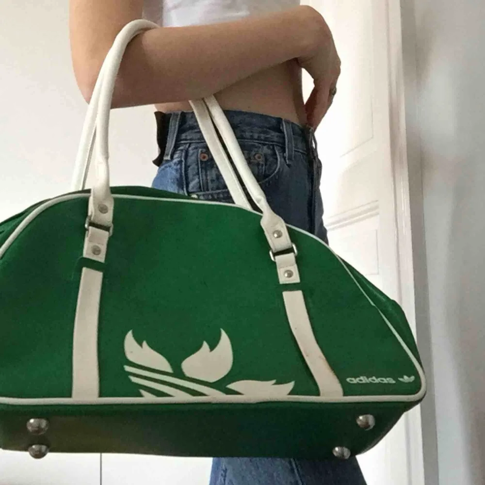jättefin grön väska från adidas!! mönster på framsidan, men går att vända på:) kan mötas upp i centrala Stockholm, skriv för mer info💘💖💕. Väskor.