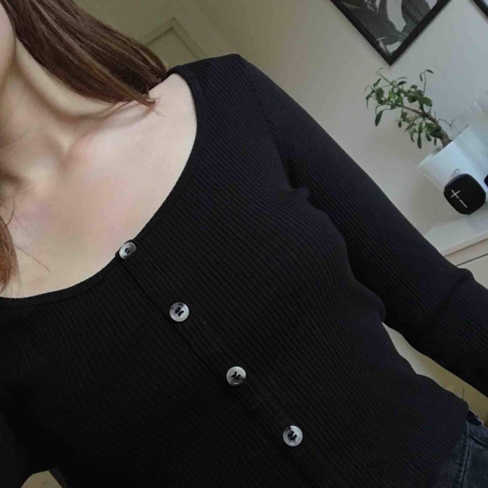 En fin svart croppad tröja med knappar 💫 säljes pga är för stor 💫 . Tröjor & Koftor.