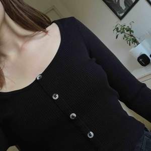 En fin svart croppad tröja med knappar 💫 säljes pga är för stor 💫 