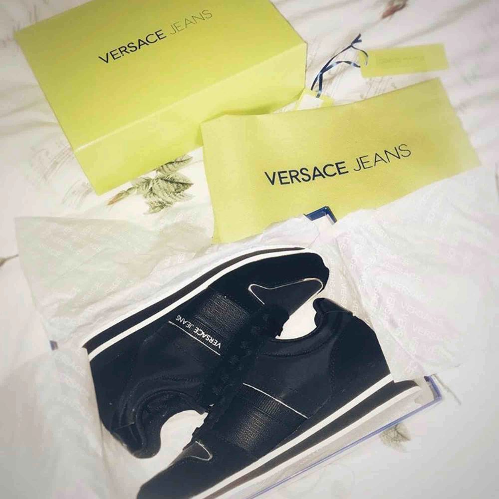 Säljer mina Versace Sneakers i strl 37, köpta från Zalando. Använda men i fint skick! 450kr med frakt inkluderat!. Skor.