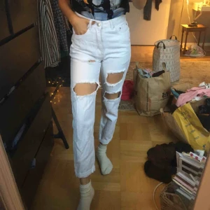  - vita raka jeans från prettylittlethings! så fina. 120 kr inklusive frakt! 