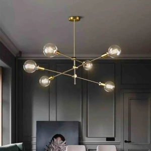  - Taklampa av guldfärgad metall med 6 armar.   - ca 73 cm bred - 70 cm längd   - Färg: Guldfärgad  - Stål: Metall  - Antal ljuskällor: 6st  Leveranstid mellan 2-4 veckor ( lamporna hämtas från polen)   FRI FRAKT 