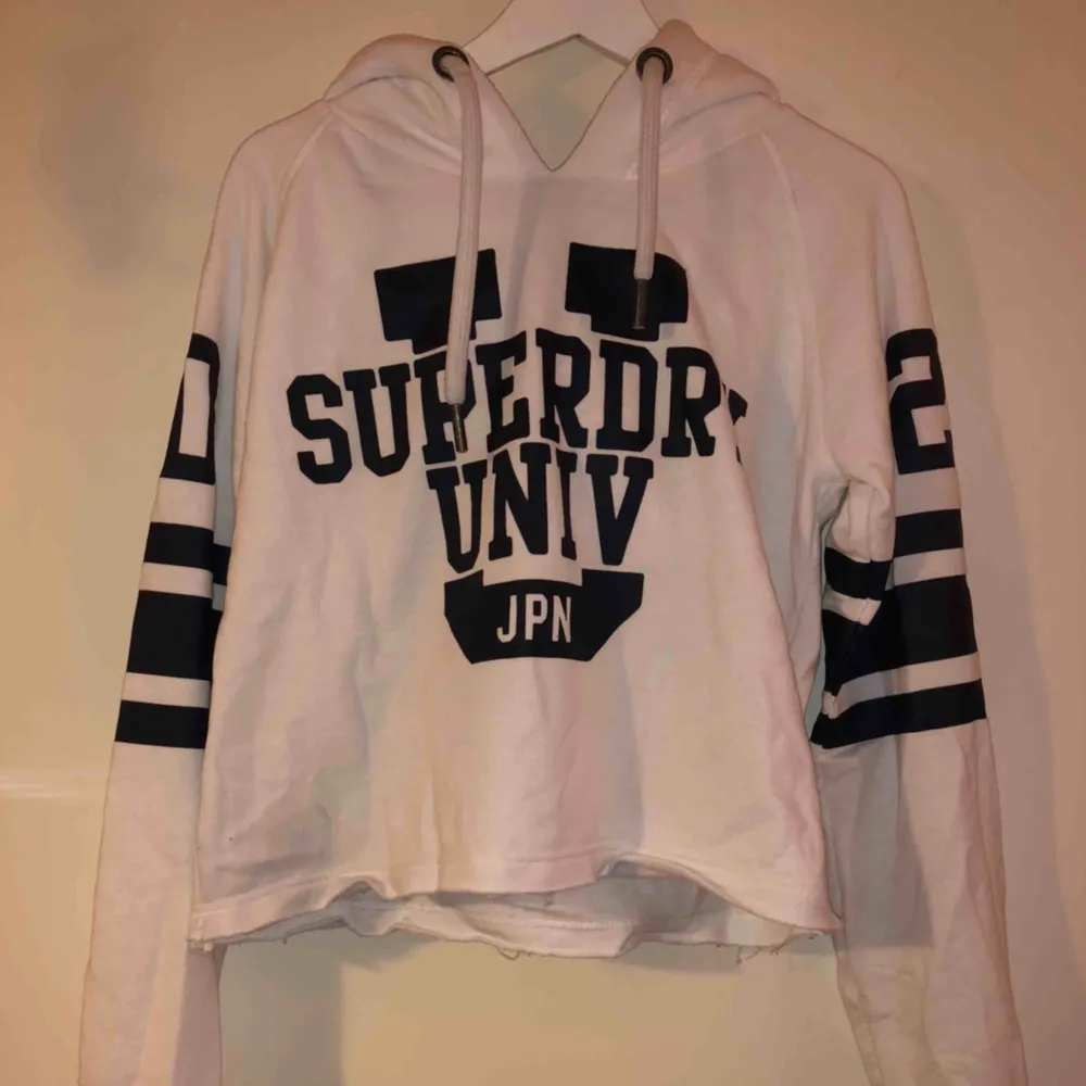 En Superdry hoodie i storlek M. Den var klippt när jag köpte den i butik.  Säljer på grund av att det inte är min stil längre. Cond: 8/10. Hoodies.