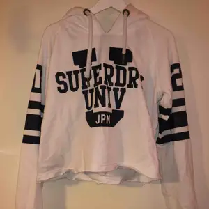En Superdry hoodie i storlek M. Den var klippt när jag köpte den i butik.  Säljer på grund av att det inte är min stil längre. Cond: 8/10