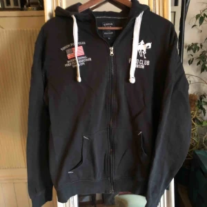  - Polo club huvtröja, strl M, 100kr 
