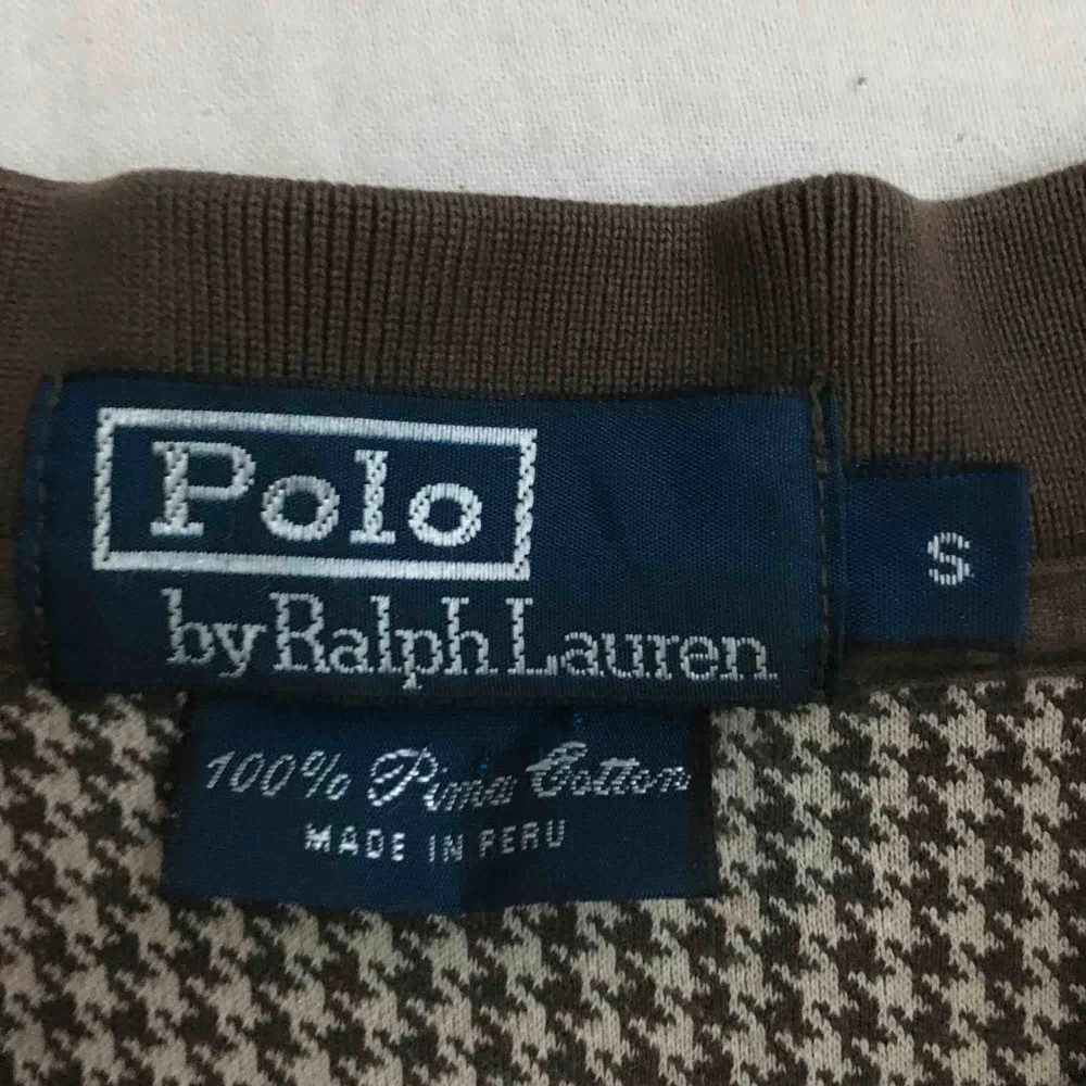 Mörkbrun hundtandsmönstrad Ralph Lauren polo! storlek S men fungerar på en M också skulle jag säga. . Toppar.