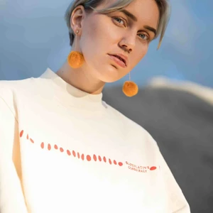  - Tröja från Wesc, storlek M. Benvit med liten polo. Har utgått ur sortimentet. Nypris: 600kr Möts helst upp i Stockholm, men kan skicka mot frakt.