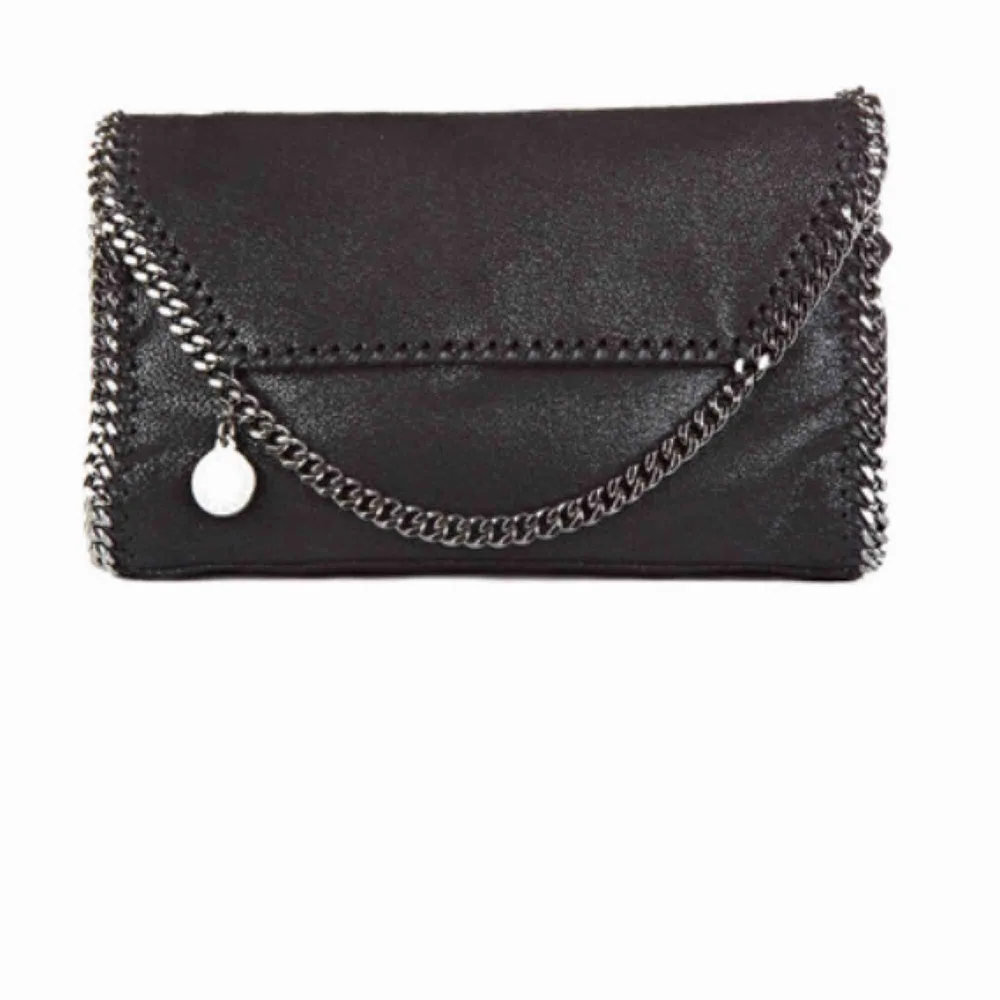 Söker en svart Stella McCartney väska (fejk) för en billig peng. Säljer du denna så hör av dig :). Väskor.