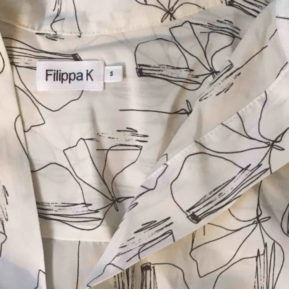 Skjorta/Blus från Filippa K. Nypris 950:-, använd typ 2ggr och har legat ihopvikt i en låda, därav skrynklat (bara att stryka så är det som nytt). 🍂400:- + 50:- frakt🍂 Jag är 170 cm och har strl S som referens.. Blusar.