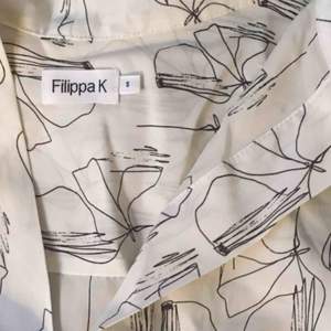 Skjorta/Blus från Filippa K. Nypris 950:-, använd typ 2ggr och har legat ihopvikt i en låda, därav skrynklat (bara att stryka så är det som nytt). 🍂400:- + 50:- frakt🍂 Jag är 170 cm och har strl S som referens.