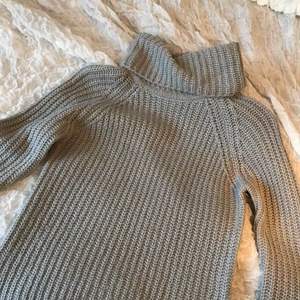 Säljer en grå stickad tröja från Gina, jättefint skick💗 Lite glittrig 
