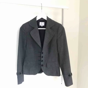  - Jättesnygg kavaj från Stock lm. Använd ett fåtal gånger på kontoret så är i nyskick. Storlek 32 men passar även 34. Köparen står för frakt. Kan avhämtas i Örebro. 