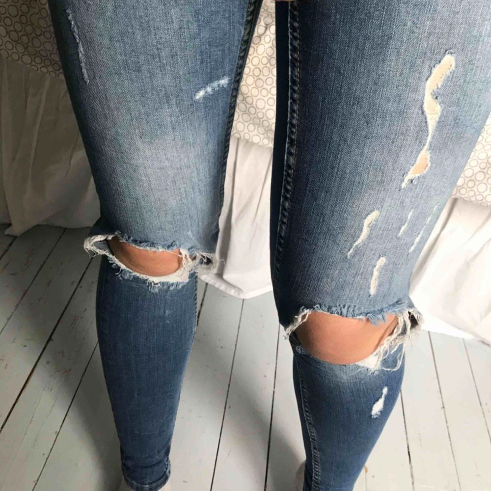 Ett par skitfina jeans ifrån Gina, dom är lågmidjade och är i väldigt bra skick.. Jeans & Byxor.