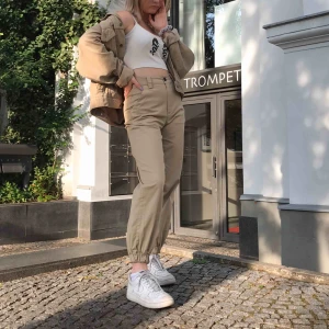  - Jättesnygga byxor från Bershka! Använt ett fåtal gånger ☺️☺️ Jag kan mötas upp i Lund om inte får köparen stå för frakten😍😍