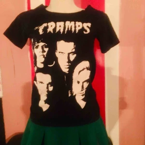  - Vintage Cramps köpt i korsningen Omote Sando, Harajuku Tokyo 2001.  Sitter väldigt snyggt på 34/36 Ovanligt tryck. 