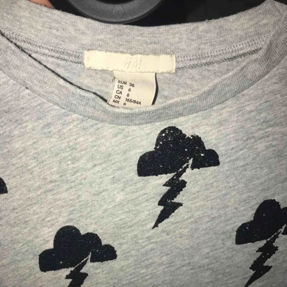 Cool T-shirt med glittertryck i form av åskmoln.                     Säljes för 40kr exklusive frakt. Möts upp i Sthlm🌩. T-shirts.