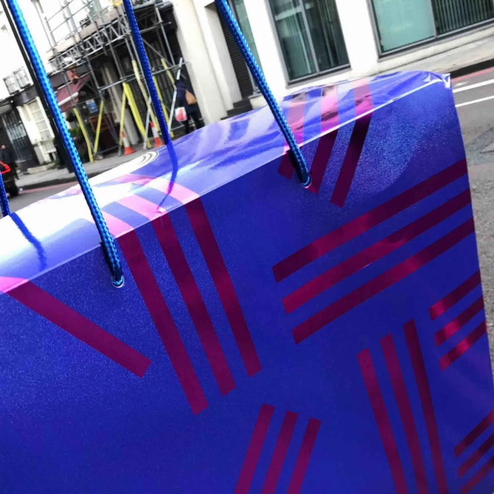 En super fin, färgglad kenzo tröja köpt i kenzos egen butik i London. Köpte den för 2299kr. Fint skick.  Påsen jag fick med kan jag även skicka med om de önskas! BUDGIVNING börjar från 100kr. Tröjor & Koftor.