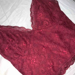  - Urringad topp från Bikbok i strl S. 50kr (obs har likadan längre ner i svart)