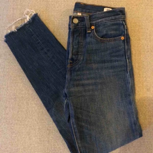  - Superfina Levis som tyvärr blivit för små för mig. Köpta i butik.