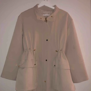  - Använt 2 ggr. Märket på armen är från taggen som satt fast på kappan i affären.