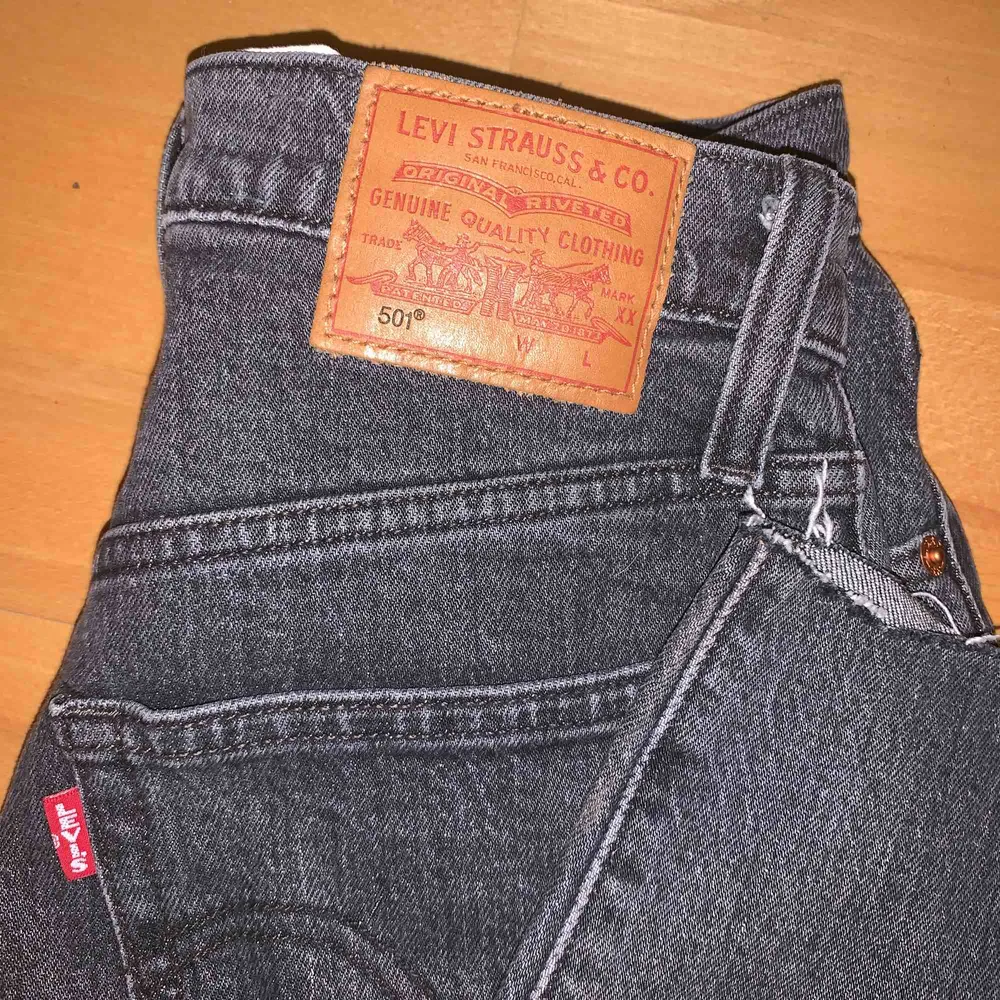 Jättesnygga Levi’s jeans i modell ”501 CROP - Jeans straight leg” köpta från Zalando för 1150kr. Använda några gånger men är precis som nya, har dock klippt några cm nedtill för att få en slitning. Betalning via swish🥰. Jeans & Byxor.