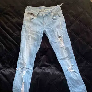 Slitna ljusa jeans från Never denim. Ett av hällorna/öglorna för skärpet har gått sönder:/, därav det låga priset. 