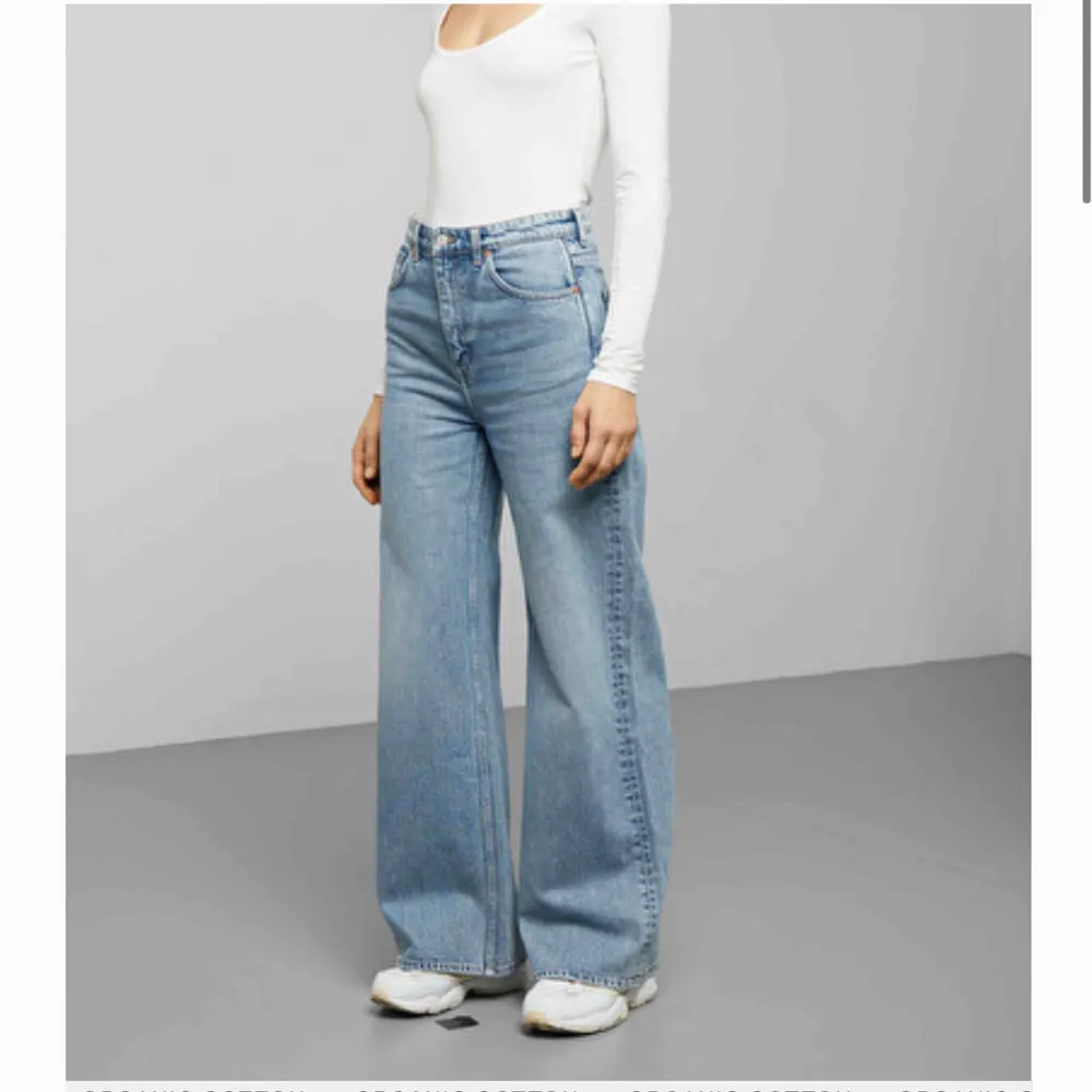 Skit snygga jeans från weekday dock för stora för mig därför säljer ja dom🥴🥰💖. Jeans & Byxor.