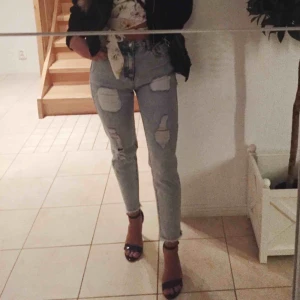  - Väldigt snygga slitna mom jeans ifrån Pull & Bear! Använt 2 gånger, i bra skick! Frakt tillkommer 