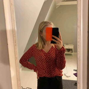  - Jättesöt blus från Kaffe i storlek 36. Sparsamt använd och väldigt lättstylad.