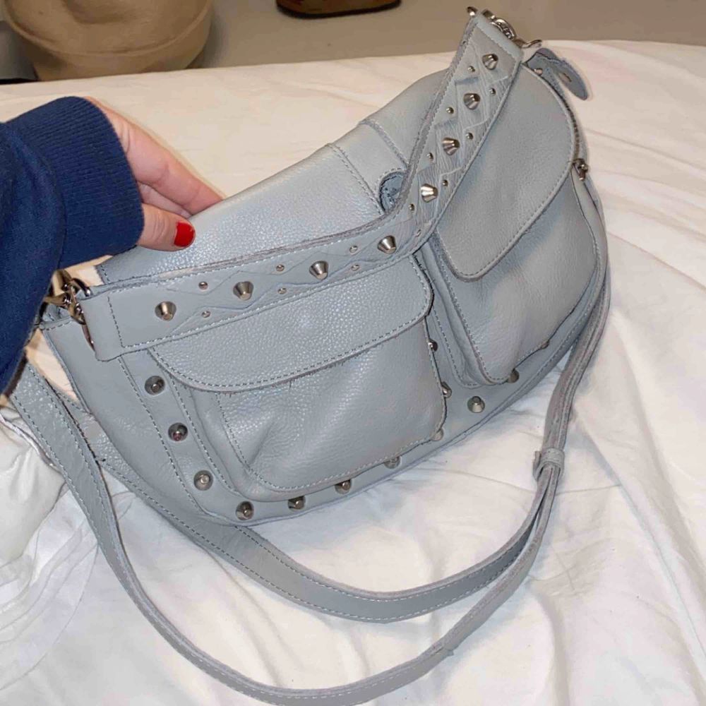 Säljer min ljus gråa UNLIMIT väska i storleken ”Emily”. Bara använd ca 2 ggr och den är som ny!. Väskor.