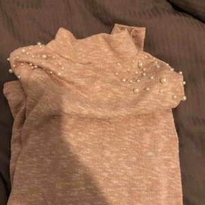  - Polo tröja från H&M. Storlek S, stretchig. 100kr + 20kr frakt (tar endast swish)🥰