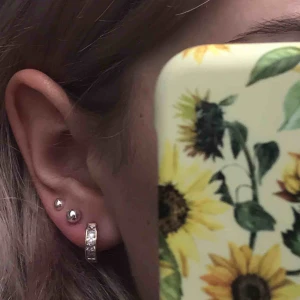  - Gulliga guldörhängen med diamanter runt om. Aldrig använda, alltså i nyskick! 