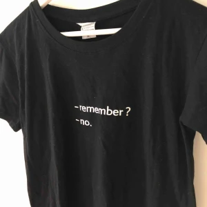  - oversized t shirt med cool text på! köpren står för frakten😊