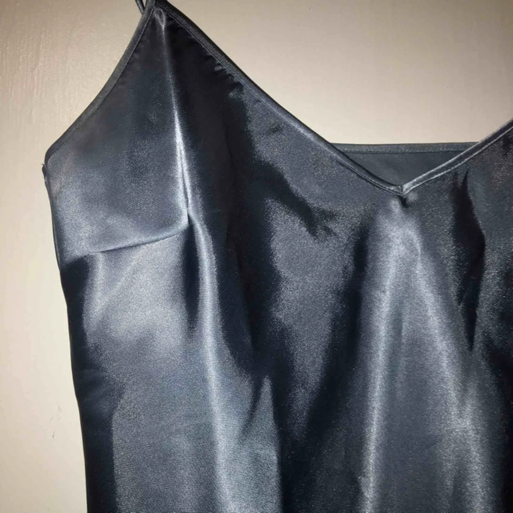 Suuuperfint linne i polyester och silke! Inköpt på second hand men inte använd sen dess så fint skick! Frakt kostar 40 kr :) . Toppar.