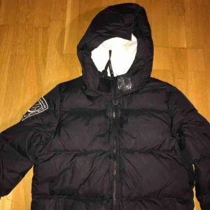  - Fin tjock och varm jacka. Pris kan diskutera. Nypris 1200kr så det är mycket rabatt. Använd några gånger inga problem/hål eller fläckar. Hämtas i Stockholm. Köparen står för frakten