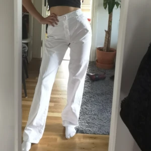  - Vita byxor I nyckick från a till ö söker ny ägare då dem är lite stora på mig