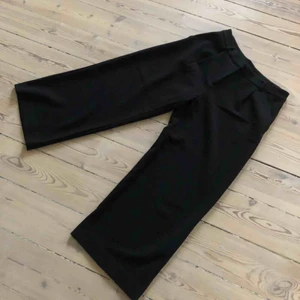  - Ankellånga vida kostymbyxor från Monki i tjockare material. Nyskick, använda 1 gång. Kan mötas upp i stockholm eller frakta