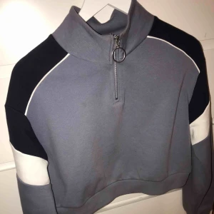  - Croppad sweatshirt från h&m med halv zip, kommer ej till till användning längre, knappt använd! Väldigt bra skick! Köparen står för frakt (swish)