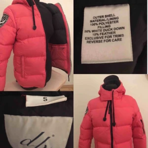  - Modell:eskimå jacket  Material:100%polyester 90%dun 10%fjäder Orginalpris:1999kr  kardborrband runt handleder & krage,elastiskt dragsnöre nedre kant,luva+liten skärm, dragsnöre i luvan,fickor+innerfickor+ficka vänster arm med dragkedja bra skick