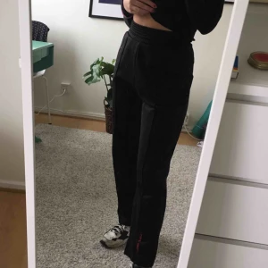 - Sköna ”kostymbyxor” med resår i midjan från Cheap Monday i storlek S. Fint skick! Möts upp i Lund/Malmö