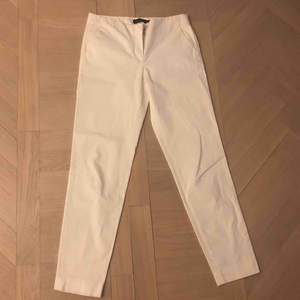 Ett par skit fina vita kostym byxor från Massimo Dutti💞💞 Inga defekter eller slitningar och inte allt för använda. Köpta för ungefär 600kr☺️ Frakt: 60