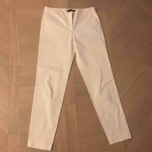 Byxor - Ett par skit fina vita kostym byxor från Massimo Dutti💞💞 Inga defekter eller slitningar och inte allt för använda. Köpta för ungefär 600kr☺️ Frakt: 60