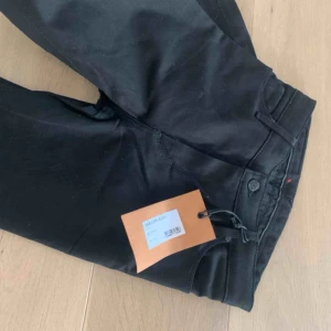  - Säljer dessa helt orörda whyred jeansen. Modell Marja bootcut, färg Stay Black. Säljer två par, ena paret är i storlek 27/32 och andra i 29/34. Original pris 1400kr. ( så snygg passform och bra kvalitet) ett par jeans som bör hålla länge. 