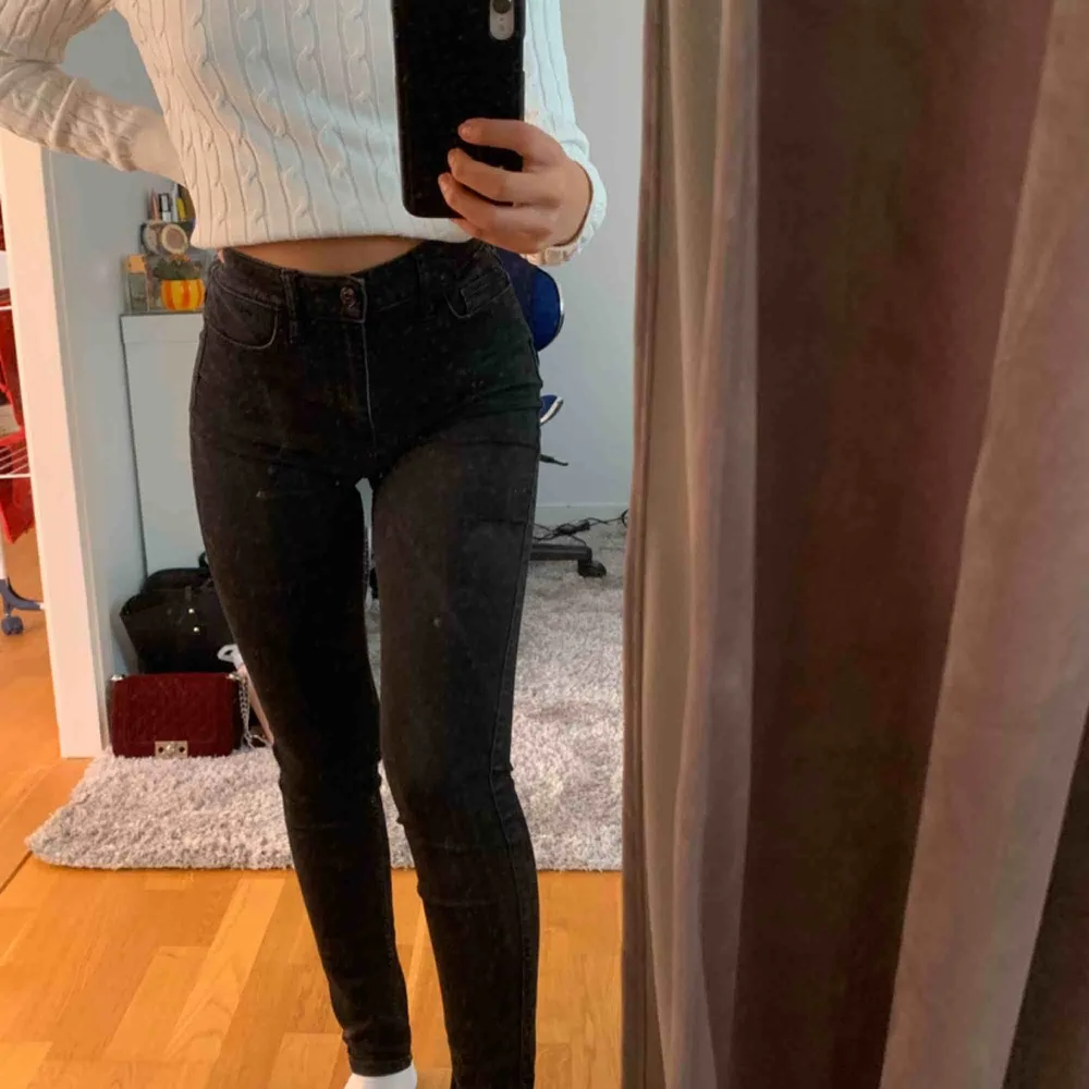Super highwaist jeans från Hollister. Säljer då de inte kommer till användning, men superfina! Kan mötas omkring Norrtälje eller i Stockholm men även fraktas.. Jeans & Byxor.