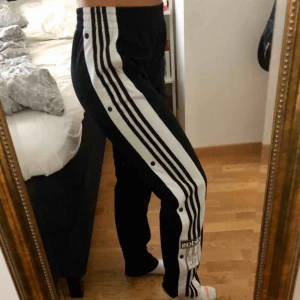  - Popperpants från adidas, endast använda ett fåtal gånger, dock finns det en liten fläck på ena benet, kan skicka bild om så önskas! Storleken är barn 176 men fungerar som S! Möts endast i uppsala! :) 