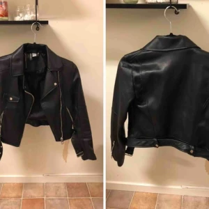  - Skinnjacka / bikerjacka i storlek xxs, passar även xs.  Oanvänd. 