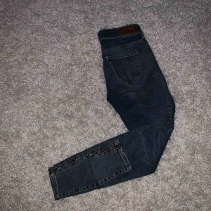  - Jeansen är från vero Moda, dom är låga i midjan.  Köparen står för frakten 