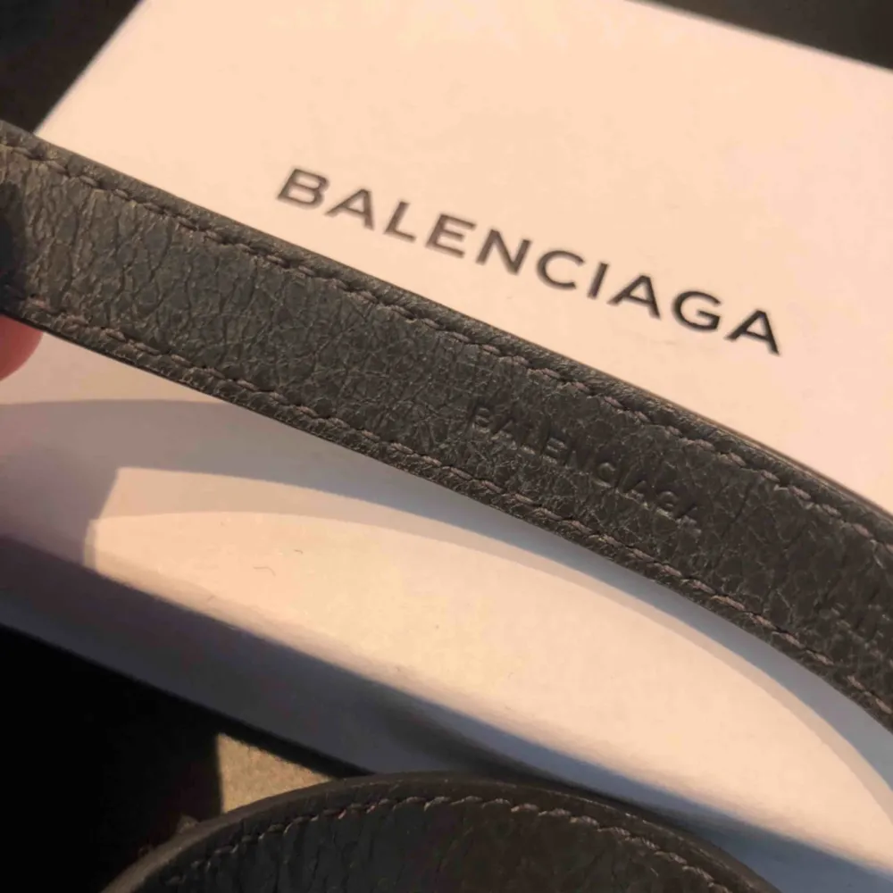 Balenciaga armband i helt perfekt skick! Inget märke eller slitning någonstans. Köpare står för frakten ⚡️🖤🦋 . Accessoarer.